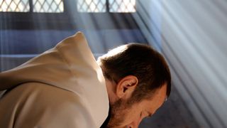 神さまの名のもとで殺し合い…カンヌ映画祭でグランプリほかフランスで社会現象を巻き起こした『神々と男たち』