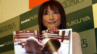 スイカップ古瀬絵理、「Hカップ！です」と笑顔で即答！セクシーカット満載の最初で最後の写真集発売！