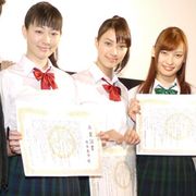 ケータイ刑事・大政絢ら美人3姉妹が感極まって涙! サプライズ卒業式に会場は温かい拍手