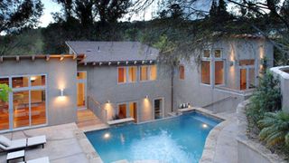 デミ・ムーアの夫アシュトン・カッチャー、独身時代の家を売却！収益の一部はチャリティに