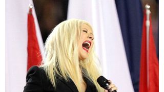 アギレラ、国歌斉唱で歌詞を間違えた!スーパーボウルの大舞台で緊張?ツイッター上では大騒ぎ