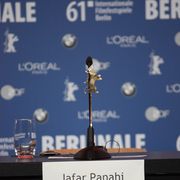 反体制派として禁固6年、審査員に選出されるもベルリン入りできず…パナヒ監督