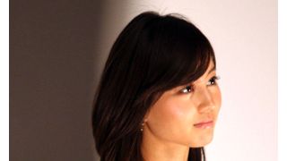 堀北真希、ベルリン映画祭に登場!肩出しドレスと生脚姿で観客魅了!満場の拍手に涙を浮かべる