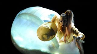 レディー・ガガ、全裸衣装のバックダンサーと新曲をステージ初披露！DJ OZMAをほうふつ!?