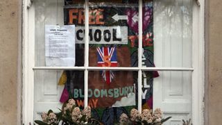 ガイ・リッチー監督、改装中の家に不法占拠者が居座り!「抵抗」「占有」の横断幕も!