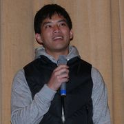 三浦貴大、ダウンベストにパーカー!柄本時生はジャージ!初日舞台あいさつにカジュアル姿の大物ぶり発揮!