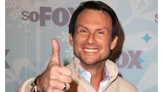 現在酒もタバコもやらないクリスチャン・スレイターが、お騒がせ女優リンジー・ローハンにアドバイス!