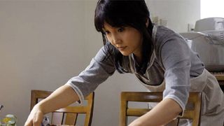 南果歩むなしい主婦…ほぼ一人芝居の新境地!夫は無視、息子になじられる日常描く『家族X』