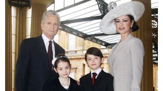 マイケル・ダグラス、ブチギレ!妻キャサリン・ゼタ・ジョーンズをなぐったパパラッチを突き飛ばす