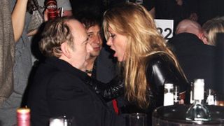 ケイト・モス、気絶しそうになり酸素吸入!NME賞授賞式会場で体調を崩す