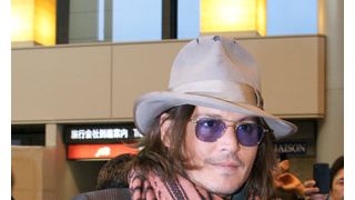 ジョニー・デップ、成田に到着！もしかしてほろ酔い？1年ぶりの来日でファンにキスのサービスも！