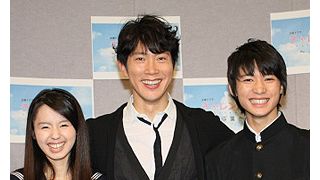 佐々木蔵之介、全盲の教師を熱演!再会した生徒たちの身長の伸びっぷりにびっくり!