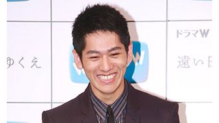 永山絢斗、22歳のお祝いに満面の笑み！ 亡き父親に関する質問に静かにうなずく