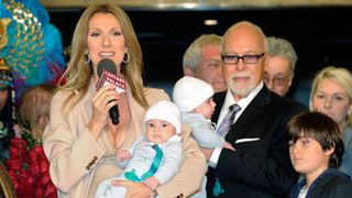 セリーヌ・ディオン ラスベガスで生後4か月の双子を洗礼