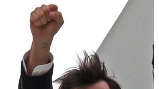 チャーリー・シーン、ライブトークショーの売り上げの一部を日本の津波被害の救済のために寄付