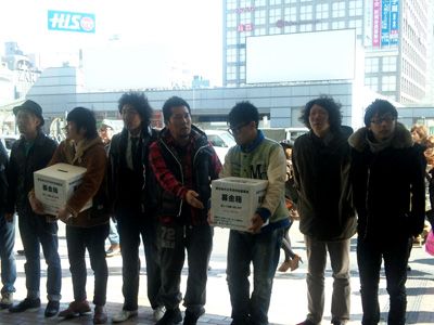 新宿駅前に突然人気芸人現る　声を張り上げ募金の輪広がる　ルミネtheよしもとの芸人一致団結