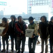 新宿駅前に突然人気芸人現る 声を張り上げ募金の輪広がる ルミネtheよしもとの芸人一致団結