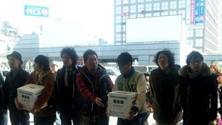 新宿駅前に突然人気芸人現る 声を張り上げ募金の輪広がる ルミネtheよしもとの芸人一致団結