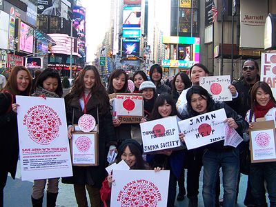 ニューヨーカー、タイムズ・スクエアに集結　日本の被災者にむけ日の丸に次々メッセージ