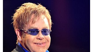 エルトン・ジョン、コンサートでエリザベス・テイラーさんに曲を捧げる