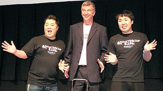 ブラマヨ小杉も感激!外国人の日本出国が相次ぐ中、イギリス人俳優が冷蔵庫を抱えて来日
