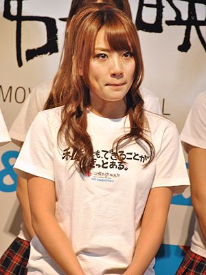 高橋みなみ 大粒の涙 Akb48募金箱の前で1 000人一人一人に目を見て頭下げる シネマトゥデイ