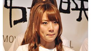 高橋みなみ、大粒の涙　AKB48募金箱の前で1,000人一人一人に目を見て頭下げる