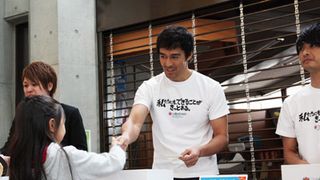 阿部寛も募金活動に参加、募金したすべての人に「ありがとう」と握手を交わす