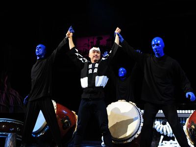 青い3人組ことBLUE MAN GROUPは和太鼓がルーツ　太鼓芸能集団・鼓童と夢のコラボが実現