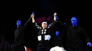青い3人組ことBLUE MAN GROUPは和太鼓がルーツ 太鼓芸能集団・鼓童と夢のコラボが実現