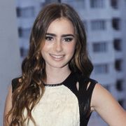 フィル・コリンズの娘・美人女優リリーが実写版「白雪姫」のヒロインに抜擢!ジュリア・ロバーツと共演