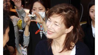 ジェーン・バーキン、渋谷で募金呼び掛け　募金箱を手に一人一人と握手