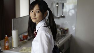 美少女から美女に 17歳になった国広富之の娘・谷内里早の凛とした美しさが話題