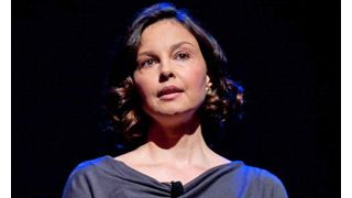 性的虐待、近親相姦、そしてネグレクト…ハリウッド女優のアシュレイ・ジャッドが壮絶な子ども時代を告白