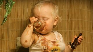 1歳の女の子がかわいく酔っ払いを演じた作品が映画祭で話題に YouTubeアクセス数も700万間近