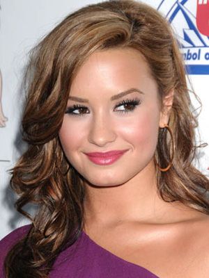 ディズニー アイドルのデミ ロヴァート リハビリ施設への入所は摂食障害が理由であることを告白 シネマトゥデイ