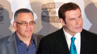 ジョン・トラヴォルタ、マフィアのドンの息子と記者会見に!新作はニューヨークのマフィア組織ガンビーノ一家を描く