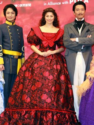 米倉涼子、深紅の華やかドレスでスカーレット・オハラ姿披露！舞台「風と共に去りぬ」会見で「男の人ならどっちでもいい」