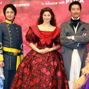 米倉涼子、深紅の華やかドレスでスカーレット・オハラ姿披露!舞台「風と共に去りぬ」会見で「男の人ならどっちでもいい」