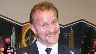 『スーパーサイズ・ミー』のモーガン・スパーロックを直撃、今度は映画界と広告業界の関連性を描く!