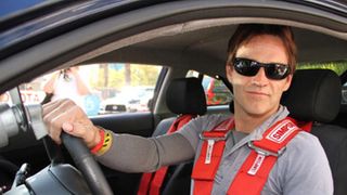 「トゥルーブラッド」のスティーヴン・モイヤー カーレースで車が横転