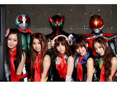 セクシーアイドルユニット 仮面ライダーガールズ 名曲 レッツゴー ライダーキック を大胆アレンジ 歴代ライダーとの共演も シネマトゥデイ