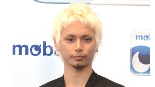 水嶋ヒロ、約7か月ぶり、金髪でファンの前に登場！「これからも温かく見守ってください」とメッセージ!!