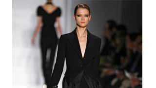 MIU MIU人気モデルの激ヤセに非難殺到！基準局は「メイクと照明の効果」とおとがめなしの結論に