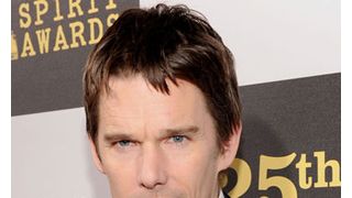 イーサン・ホークと妻に二人目の子ども　4人のパパに