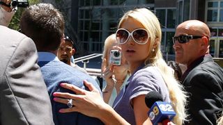 パリス・ヒルトンと恋人　ストーカー事件で証言するために出廷した裁判所外でほかのストーカーに襲われる