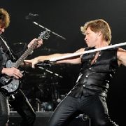ボン・ジョヴィのギタリスト、リッチー・サンボラがアルコール依存症治療のためリハビリ施設へ ツアー不参加を発表