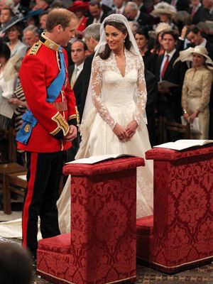 世紀の結婚式　キャサリン妃誕生！ドレスの裾は2.7メール　ウィリアム王子は赤い軍服