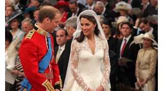 世紀の結婚式　キャサリン妃誕生！ドレスの裾は2.7メール　ウィリアム王子は赤い軍服