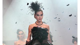 土屋アンナ、官能的で邪悪な衣装に身を包み「ブラック・アンナ」に大変身